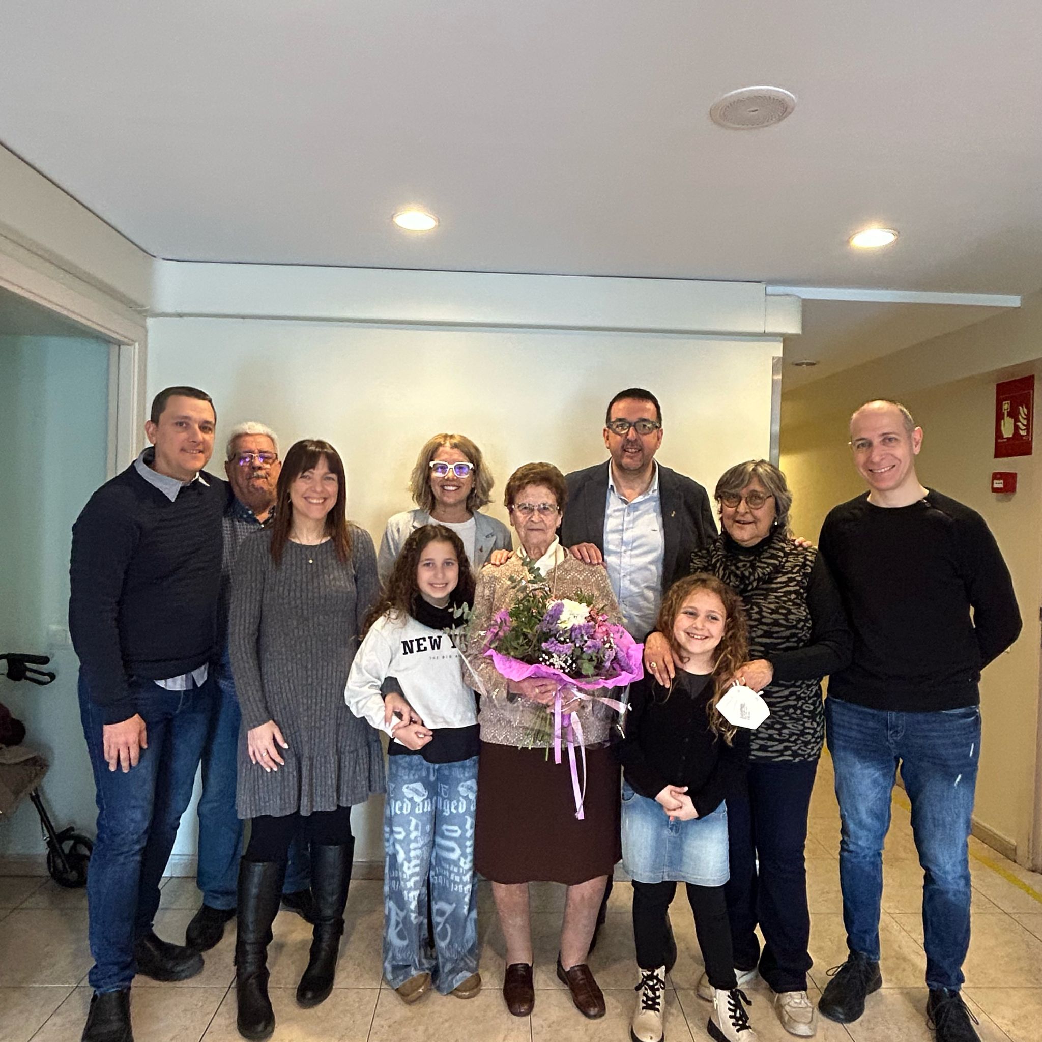 L'alcalde de Vic, Albert Castells, i la regidora de Benestar i Família, Núria Homs, amb la Josefa Latre i els seus familiars